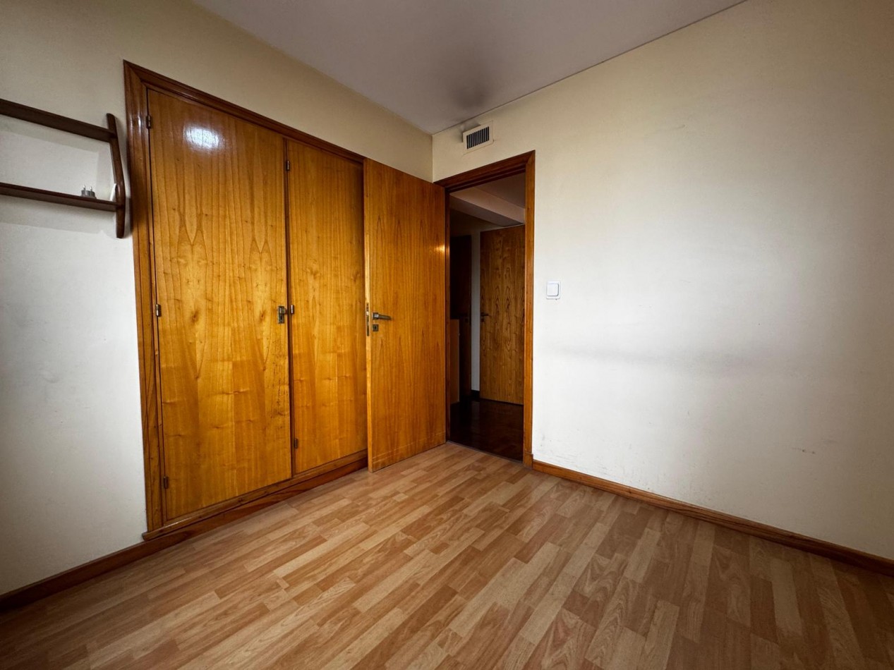 Venta de EXCLUSIVO PISO 4 AMBIENTES CON DEPENDENCIA/PARRILA/COCHERA/BAULERA EN ZONA CENTRO