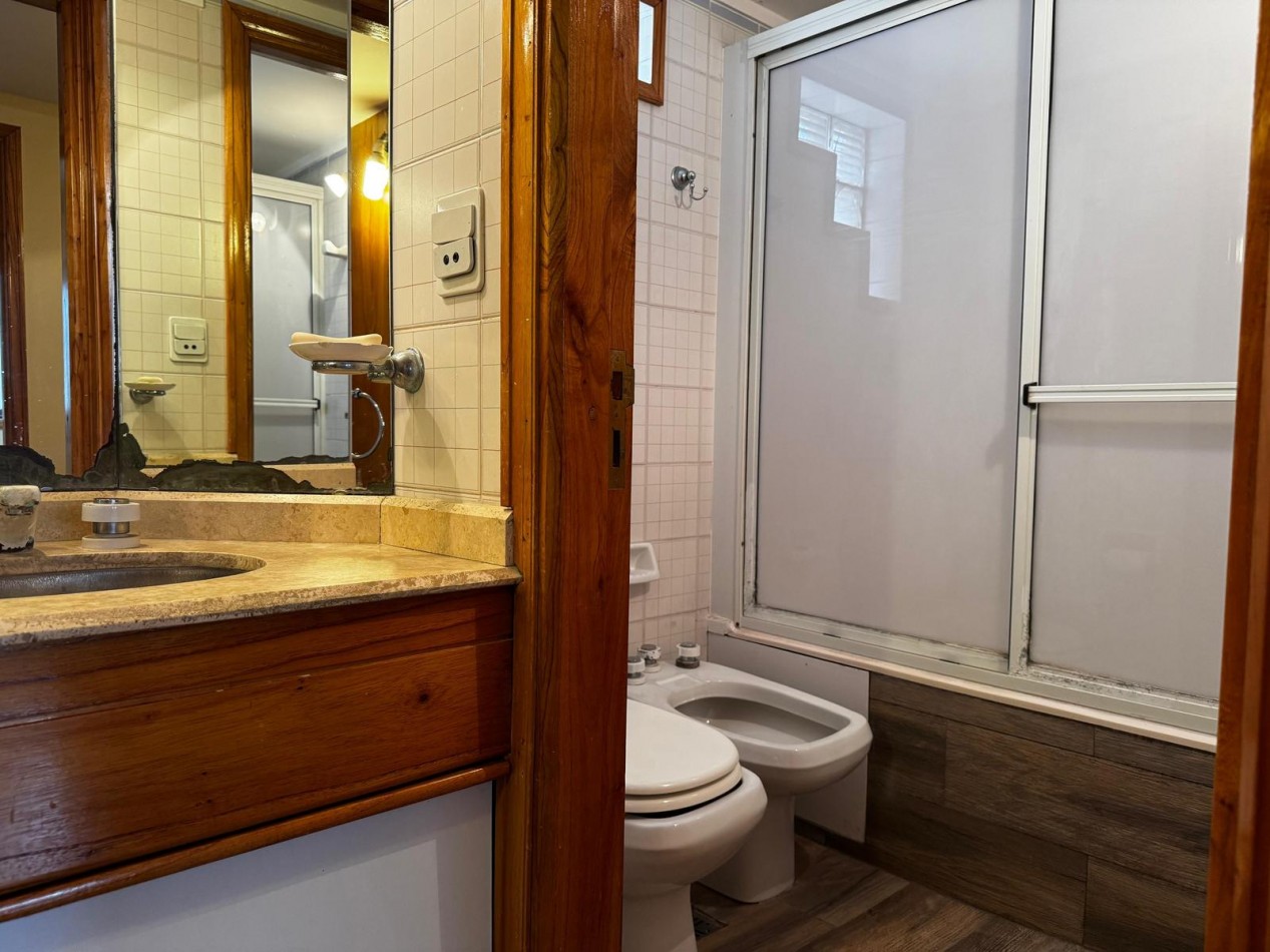 Venta de EXCLUSIVO PISO 4 AMBIENTES CON DEPENDENCIA/PARRILA/COCHERA/BAULERA EN ZONA CENTRO