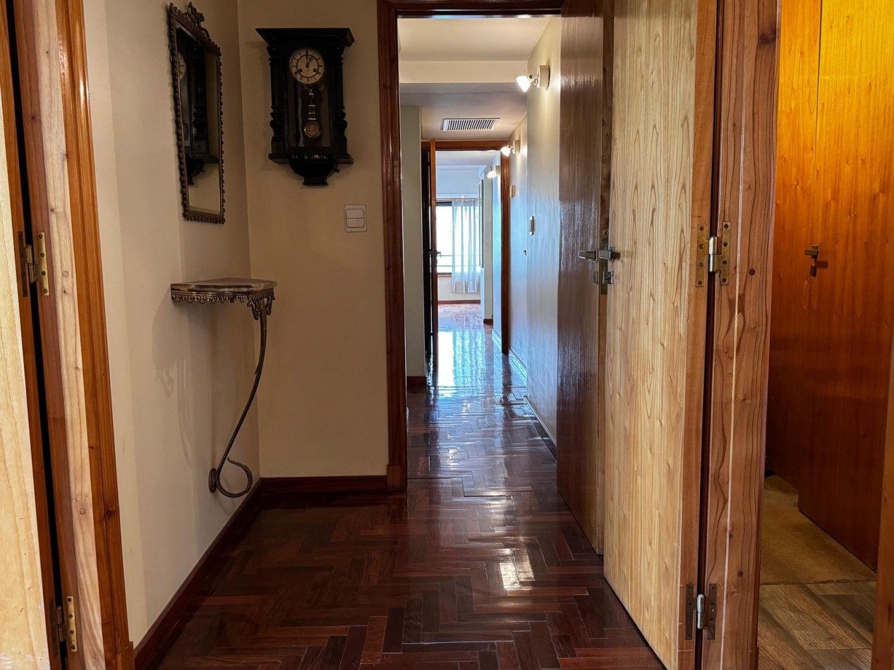 Venta de EXCLUSIVO PISO 4 AMBIENTES CON DEPENDENCIA/PARRILA/COCHERA/BAULERA EN ZONA CENTRO