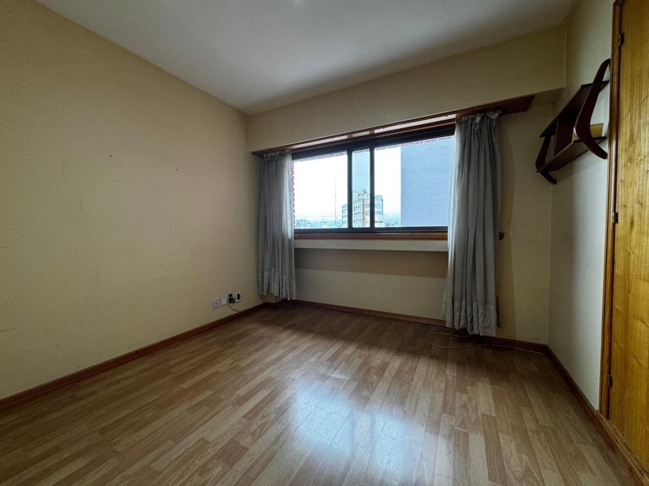 Venta de EXCLUSIVO PISO 4 AMBIENTES CON DEPENDENCIA/PARRILA/COCHERA/BAULERA EN ZONA CENTRO