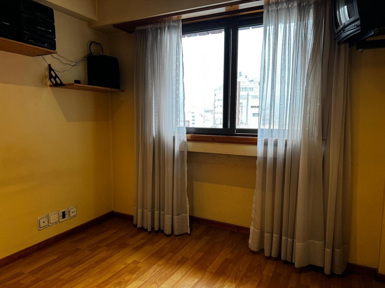 Venta de EXCLUSIVO PISO 4 AMBIENTES CON DEPENDENCIA/PARRILA/COCHERA/BAULERA EN ZONA CENTRO
