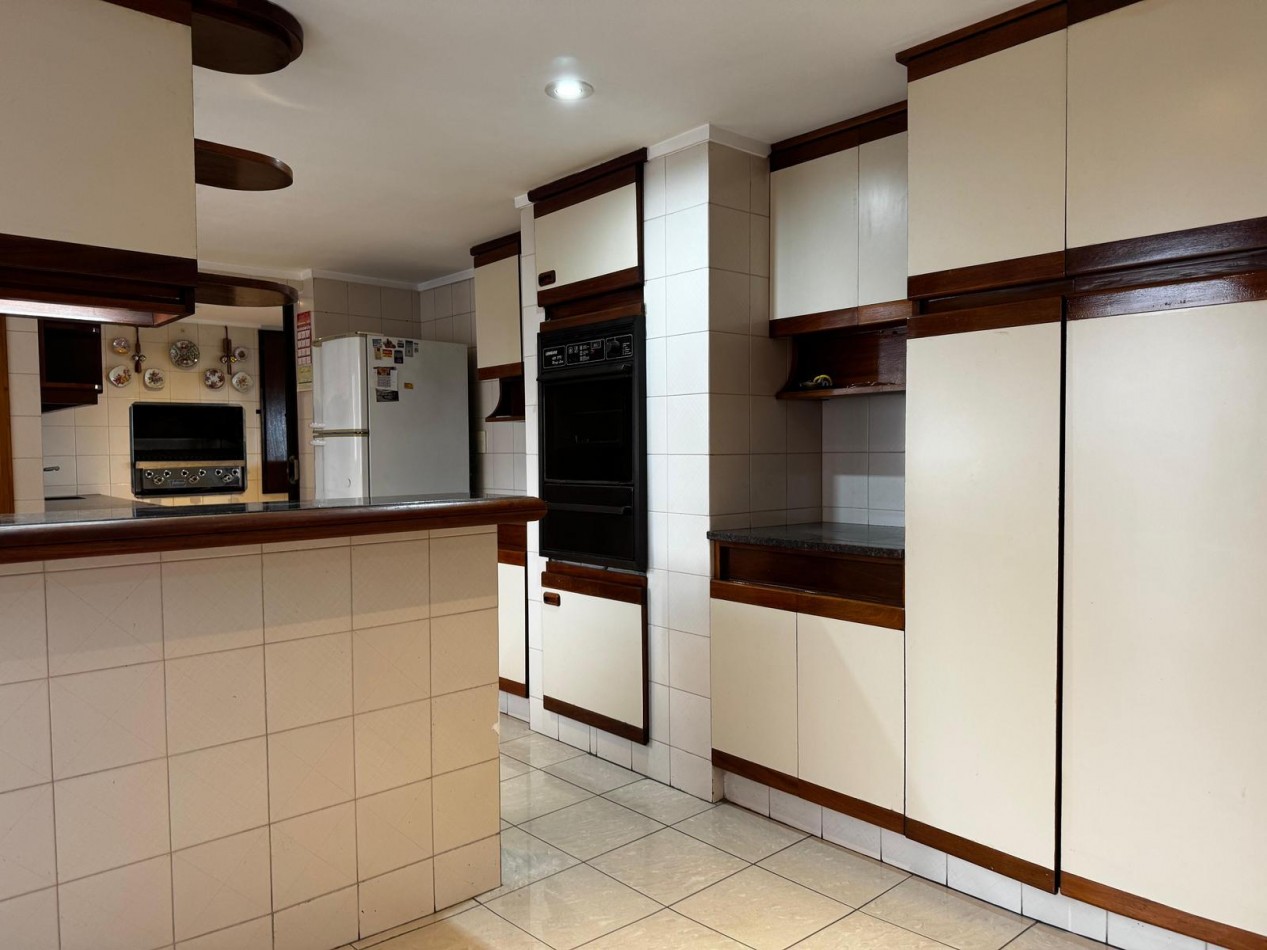 Venta de EXCLUSIVO PISO 4 AMBIENTES CON DEPENDENCIA/PARRILA/COCHERA/BAULERA EN ZONA CENTRO