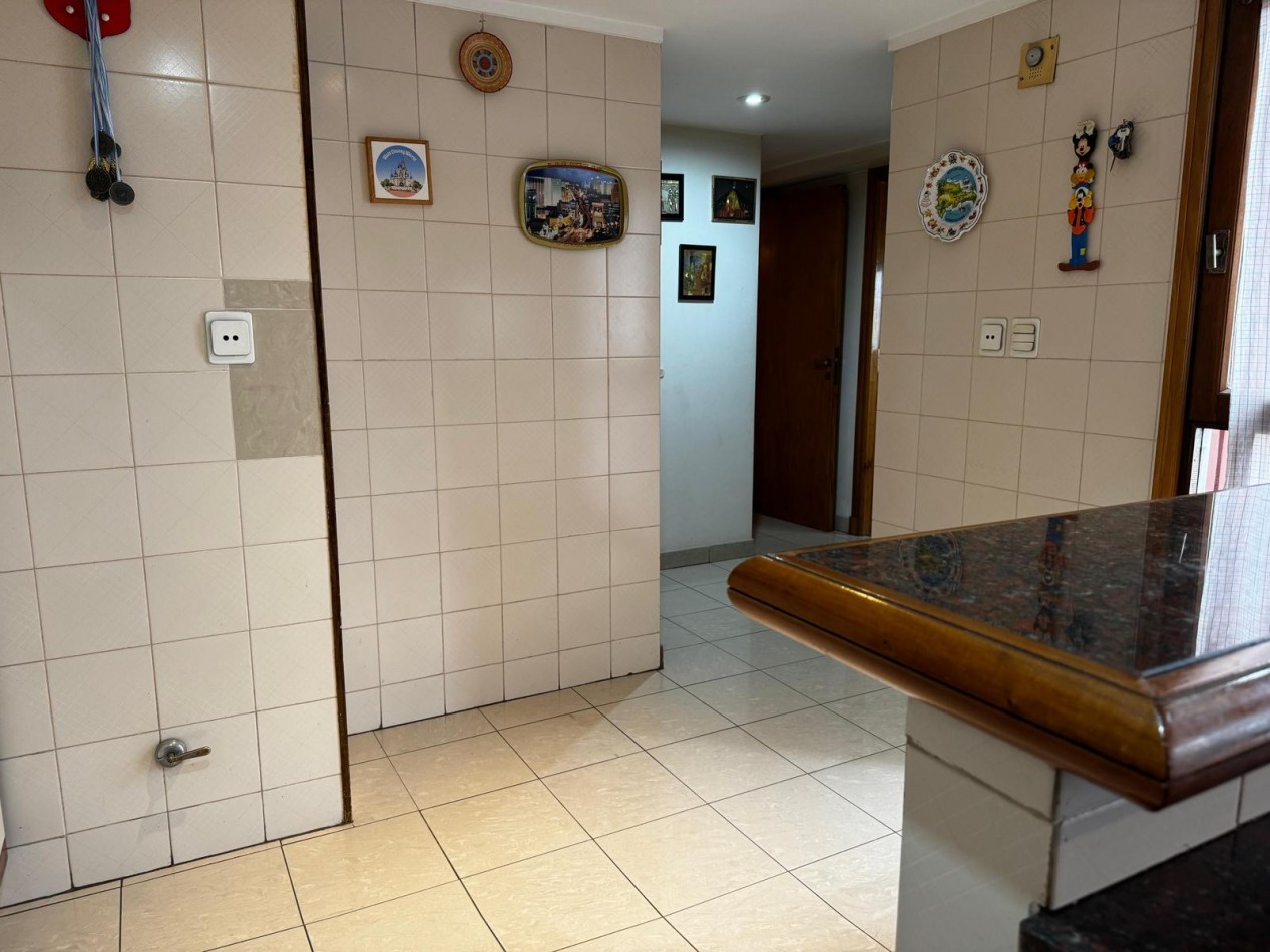 Venta de EXCLUSIVO PISO 4 AMBIENTES CON DEPENDENCIA/PARRILA/COCHERA/BAULERA EN ZONA CENTRO