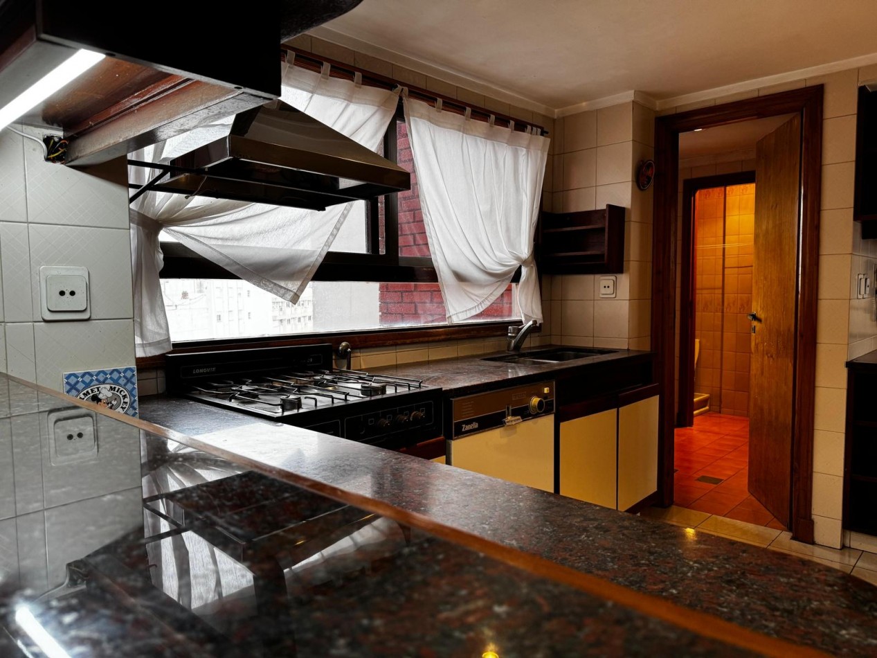 Venta de EXCLUSIVO PISO 4 AMBIENTES CON DEPENDENCIA/PARRILA/COCHERA/BAULERA EN ZONA CENTRO