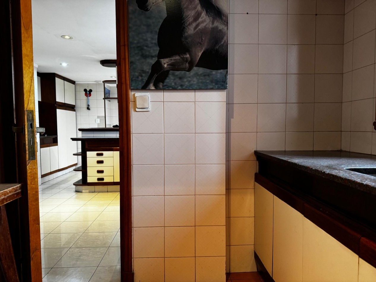 Venta de EXCLUSIVO PISO 4 AMBIENTES CON DEPENDENCIA/PARRILA/COCHERA/BAULERA EN ZONA CENTRO