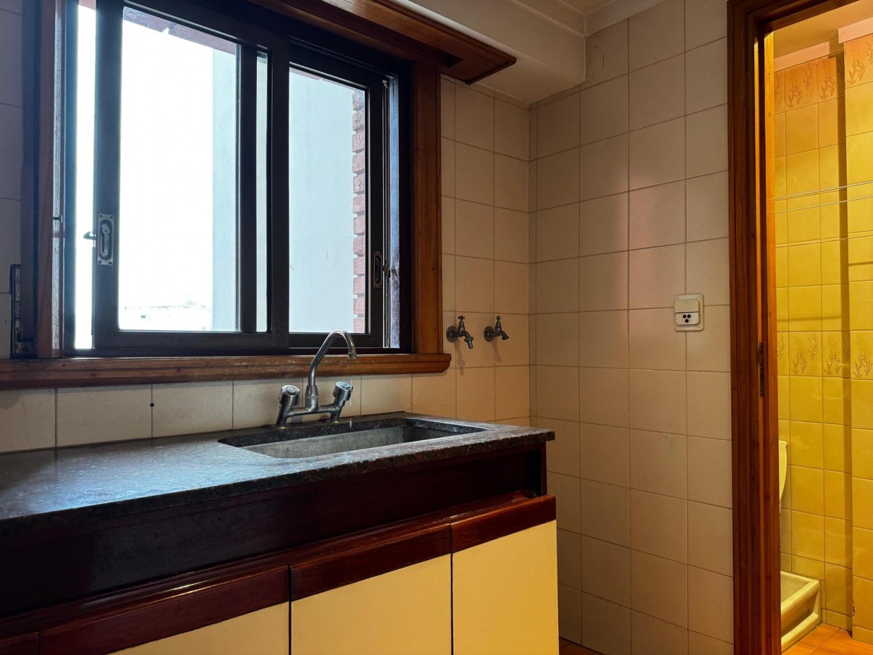 Venta de EXCLUSIVO PISO 4 AMBIENTES CON DEPENDENCIA/PARRILA/COCHERA/BAULERA EN ZONA CENTRO