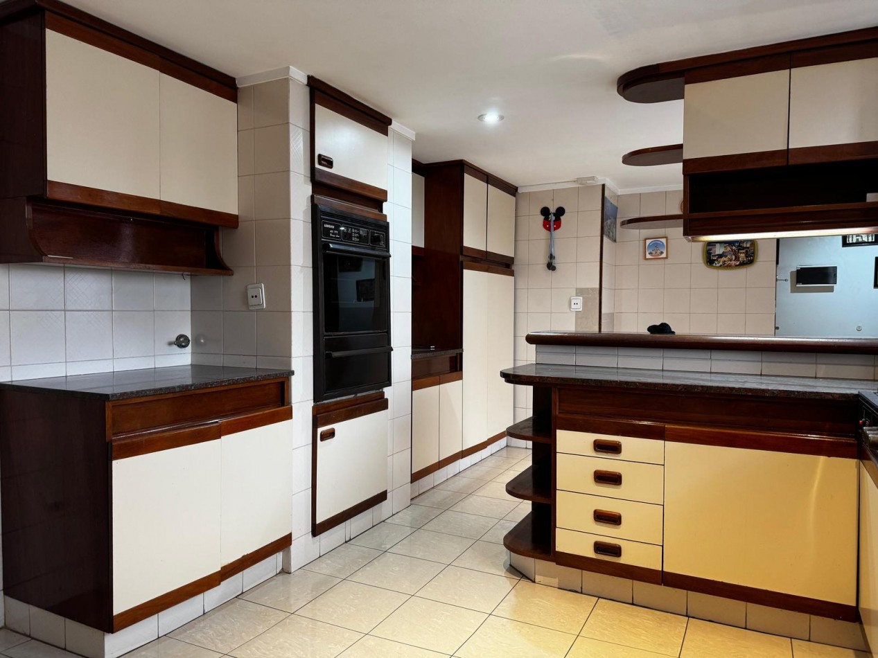 Venta de EXCLUSIVO PISO 4 AMBIENTES CON DEPENDENCIA/PARRILA/COCHERA/BAULERA EN ZONA CENTRO