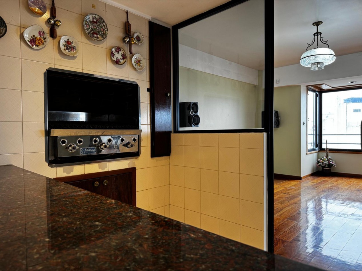 Venta de EXCLUSIVO PISO 4 AMBIENTES CON DEPENDENCIA/PARRILA/COCHERA/BAULERA EN ZONA CENTRO