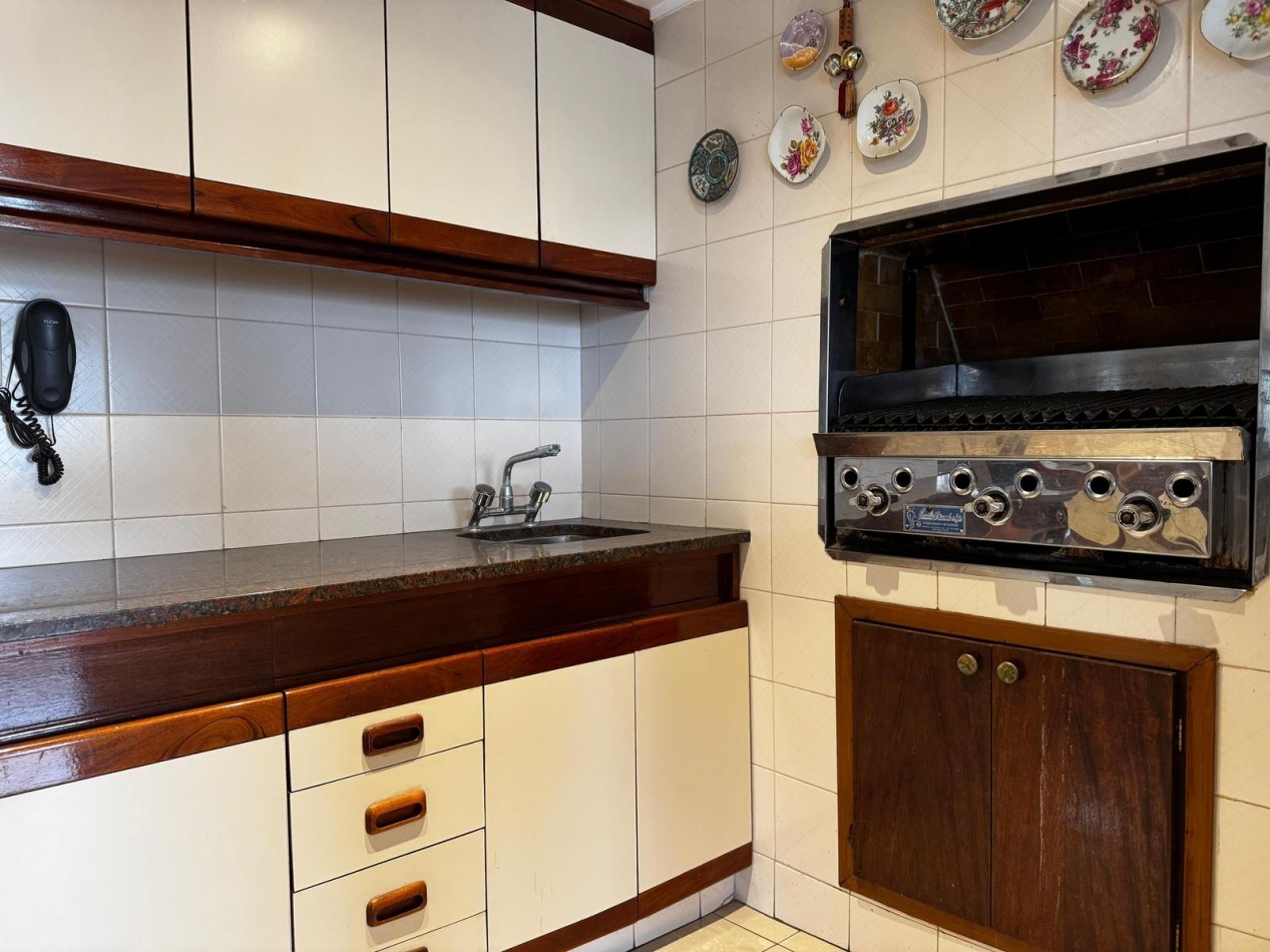 Venta de EXCLUSIVO PISO 4 AMBIENTES CON DEPENDENCIA/PARRILA/COCHERA/BAULERA EN ZONA CENTRO