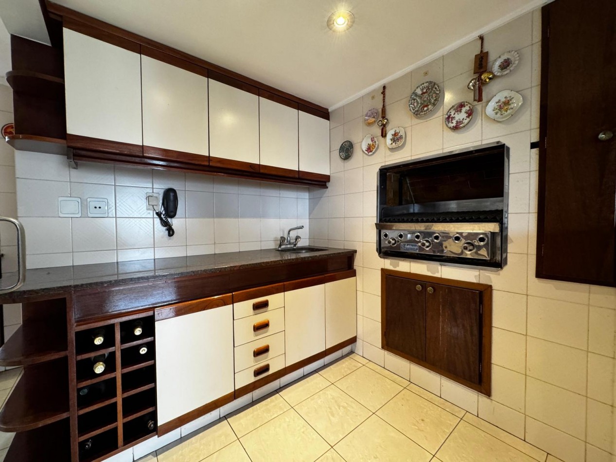 Venta de EXCLUSIVO PISO 4 AMBIENTES CON DEPENDENCIA/PARRILA/COCHERA/BAULERA EN ZONA CENTRO