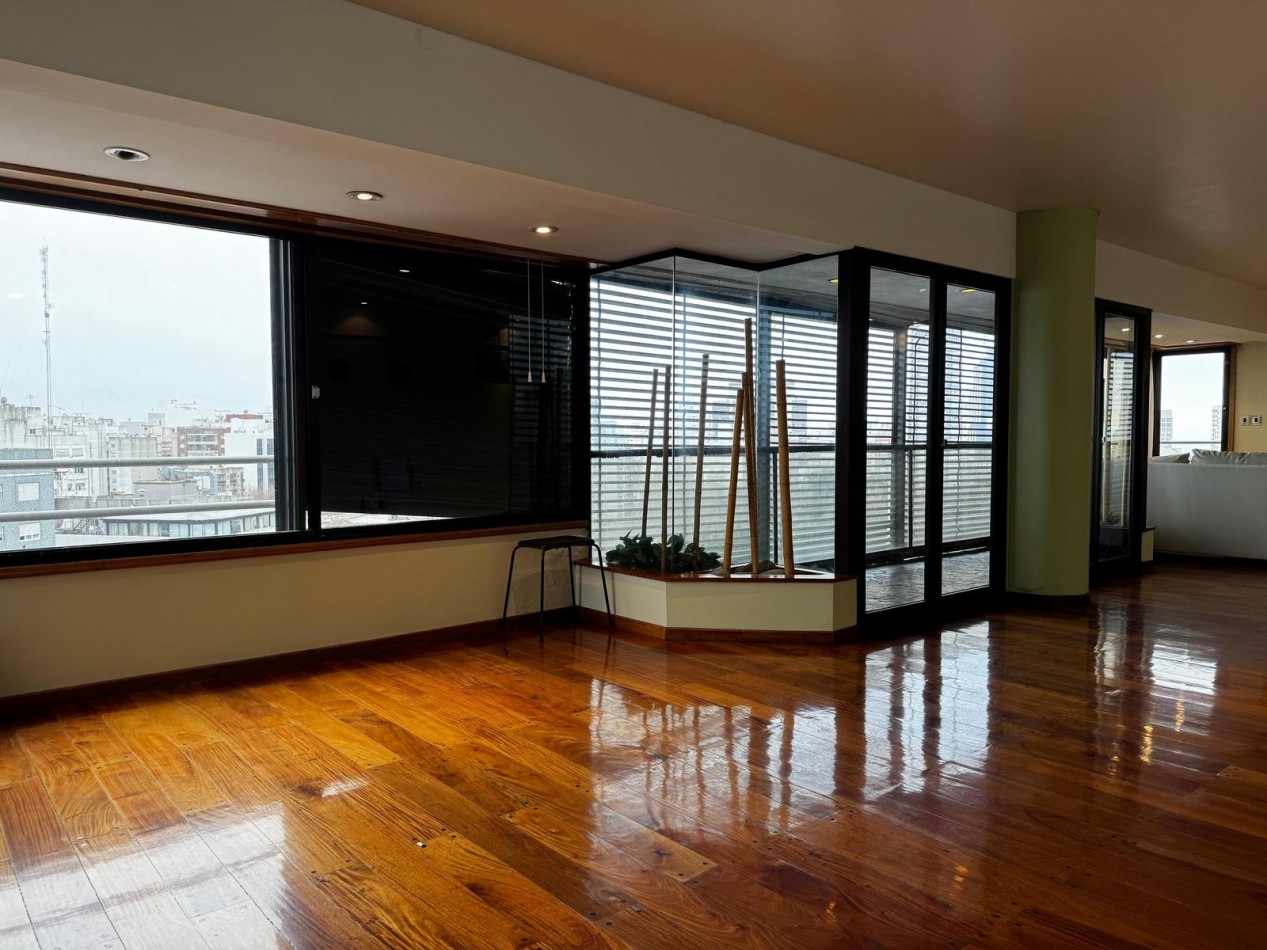 Venta de EXCLUSIVO PISO 4 AMBIENTES CON DEPENDENCIA/PARRILA/COCHERA/BAULERA EN ZONA CENTRO