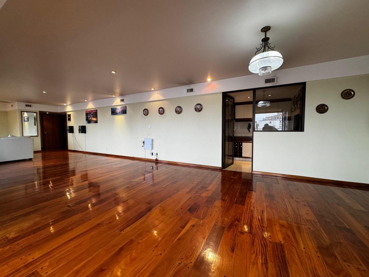 Venta de EXCLUSIVO PISO 4 AMBIENTES CON DEPENDENCIA/PARRILA/COCHERA/BAULERA EN ZONA CENTRO
