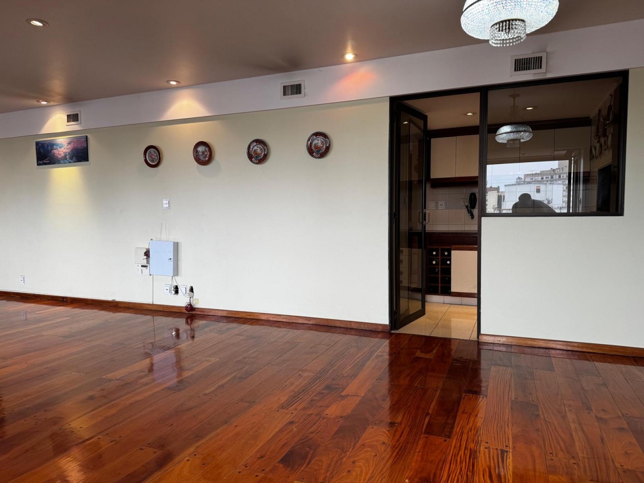 Venta de EXCLUSIVO PISO 4 AMBIENTES CON DEPENDENCIA/PARRILA/COCHERA/BAULERA EN ZONA CENTRO