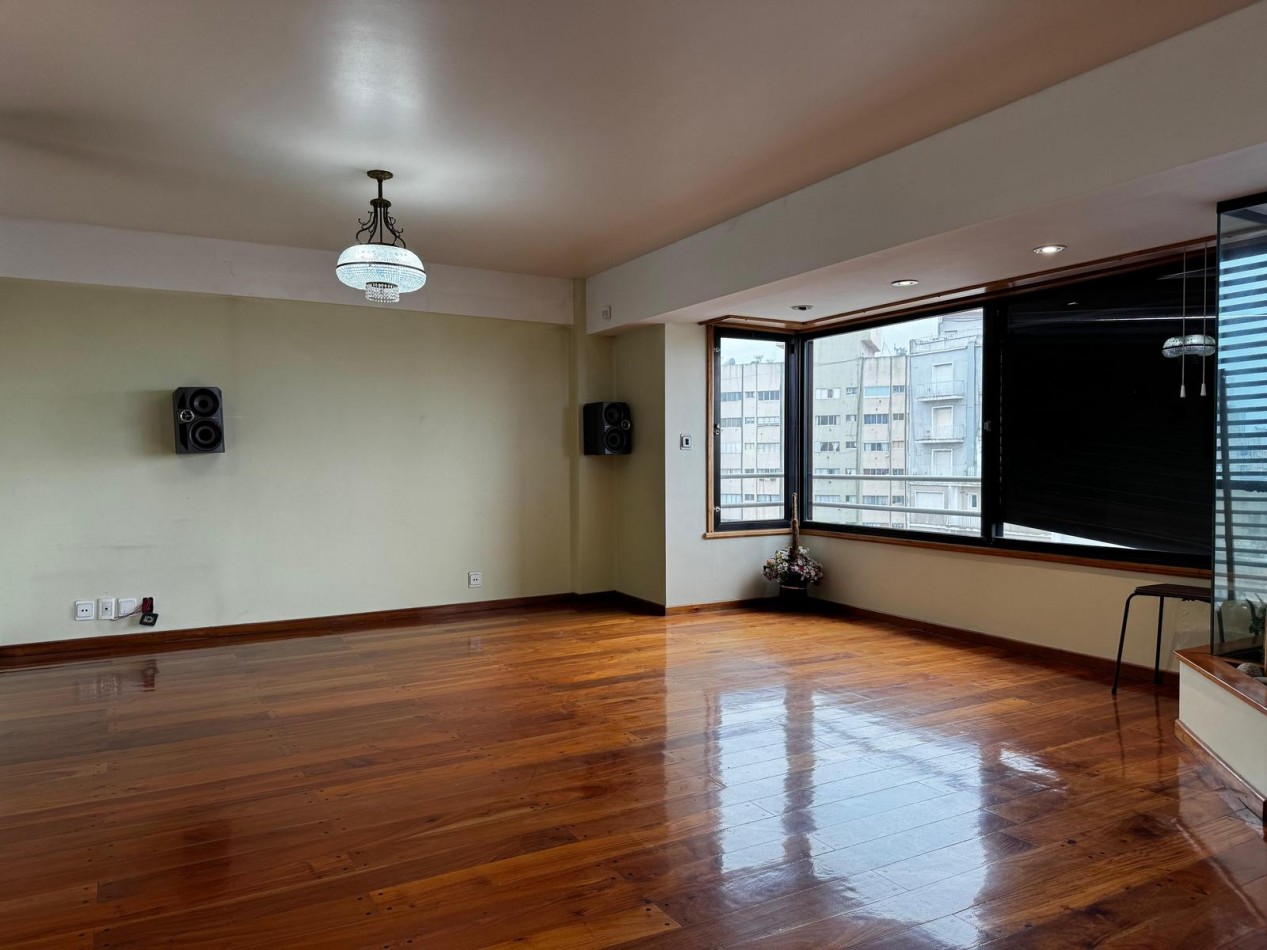 Venta de EXCLUSIVO PISO 4 AMBIENTES CON DEPENDENCIA/PARRILA/COCHERA/BAULERA EN ZONA CENTRO