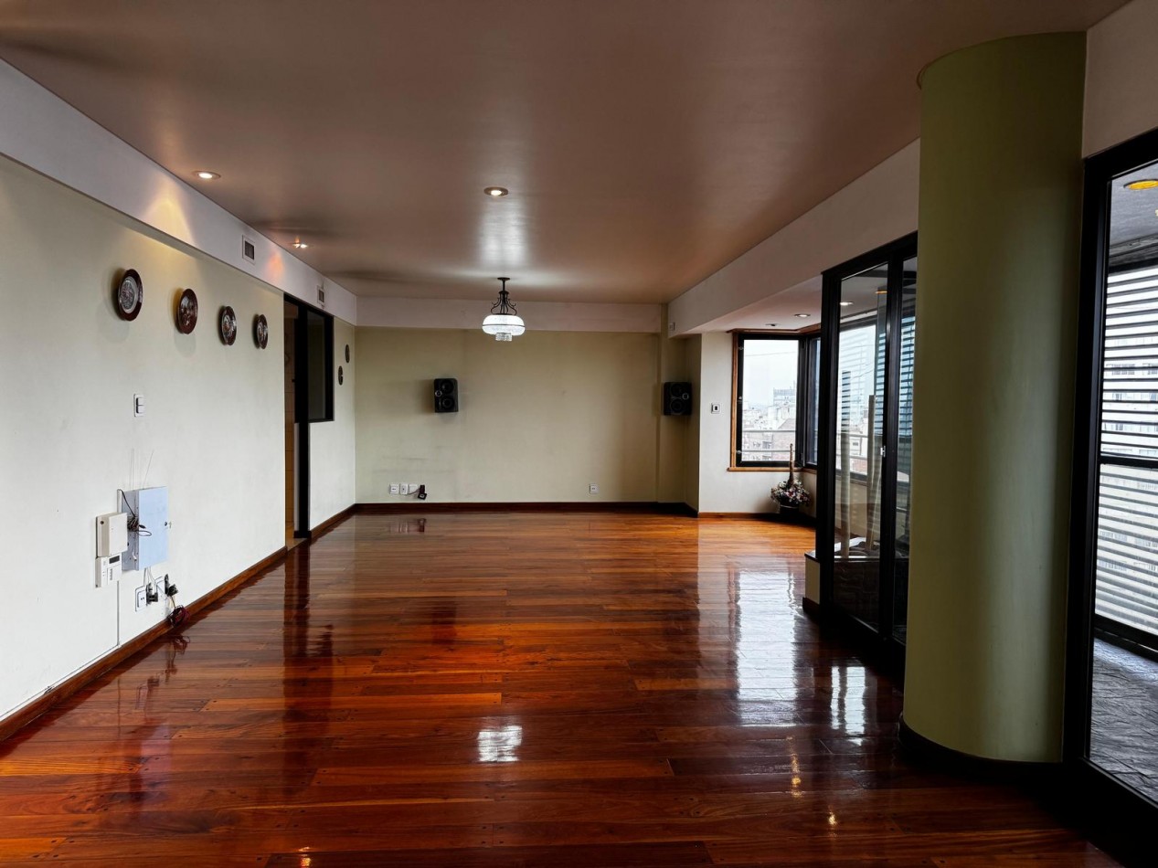 Venta de EXCLUSIVO PISO 4 AMBIENTES CON DEPENDENCIA/PARRILA/COCHERA/BAULERA EN ZONA CENTRO
