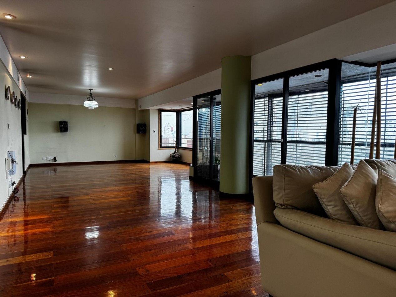 Venta de EXCLUSIVO PISO 4 AMBIENTES CON DEPENDENCIA/PARRILA/COCHERA/BAULERA EN ZONA CENTRO