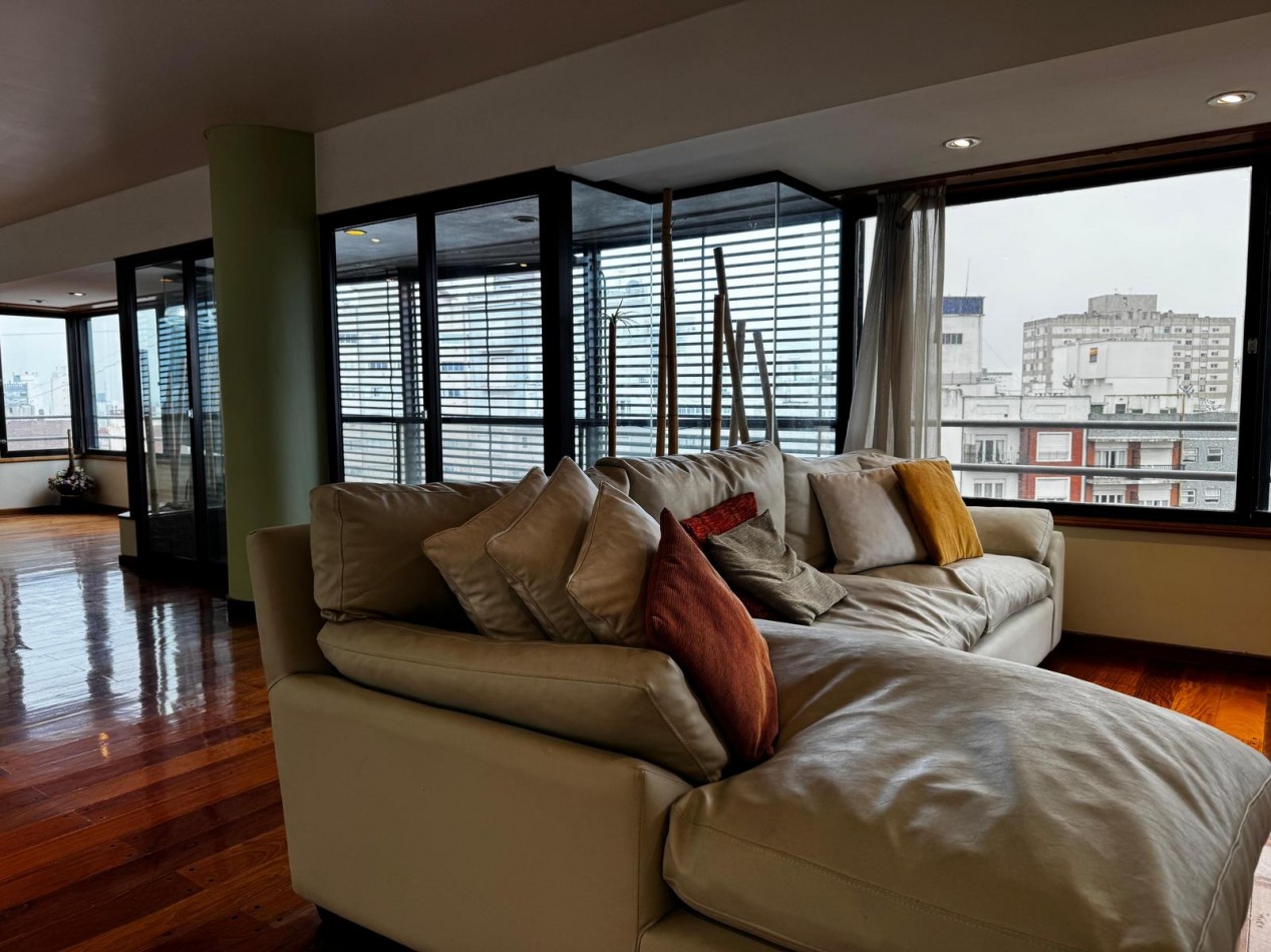 Venta de EXCLUSIVO PISO 4 AMBIENTES CON DEPENDENCIA/PARRILA/COCHERA/BAULERA EN ZONA CENTRO