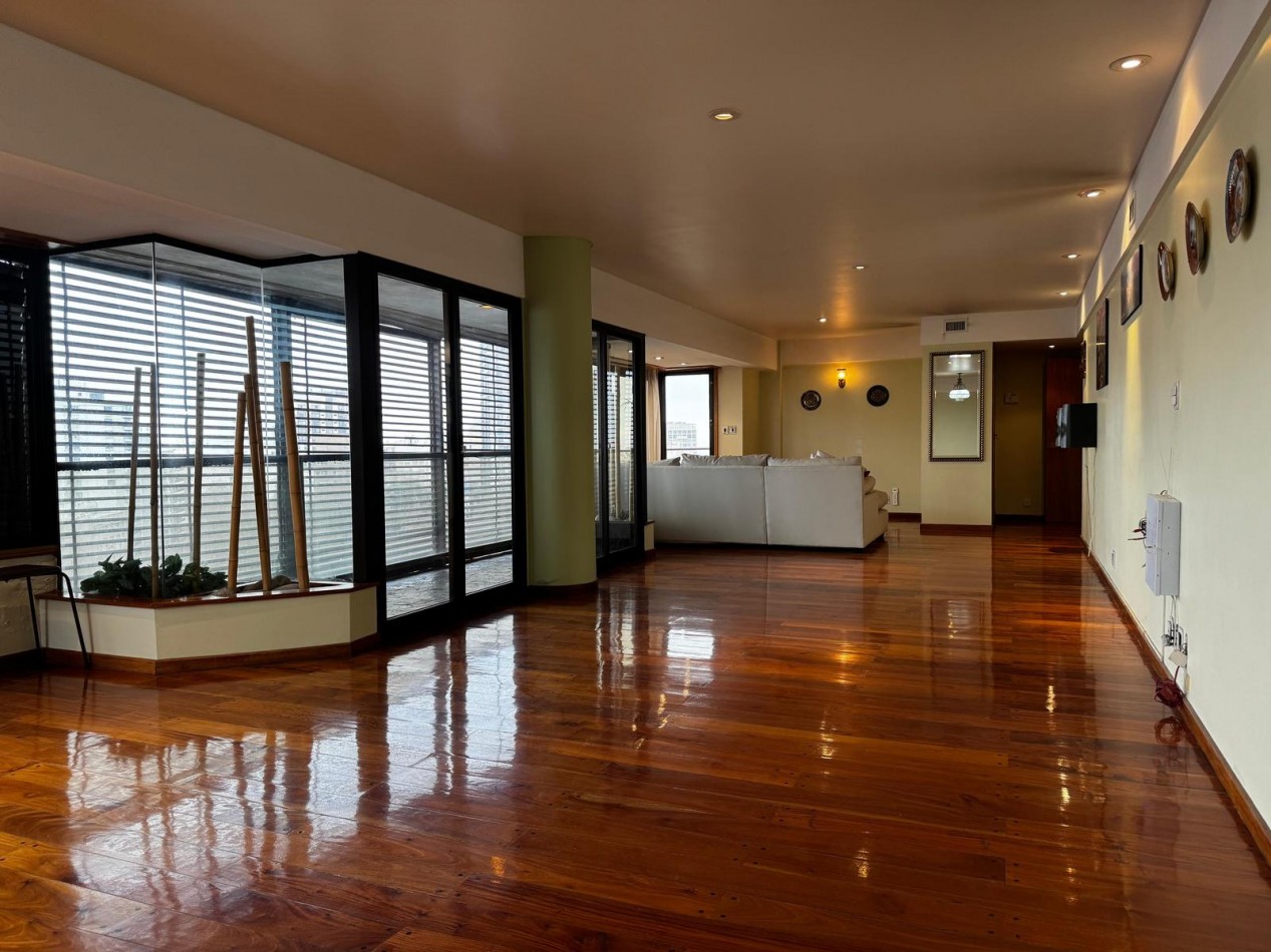 Venta de EXCLUSIVO PISO 4 AMBIENTES CON DEPENDENCIA/PARRILA/COCHERA/BAULERA EN ZONA CENTRO