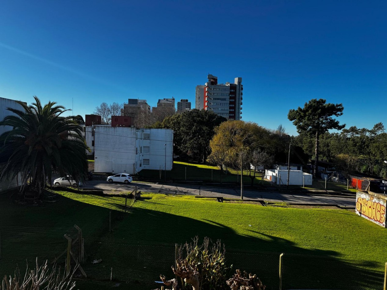 Venta de departamento cuatro ambientes con balcon terraza y vista abierta - San Carlos