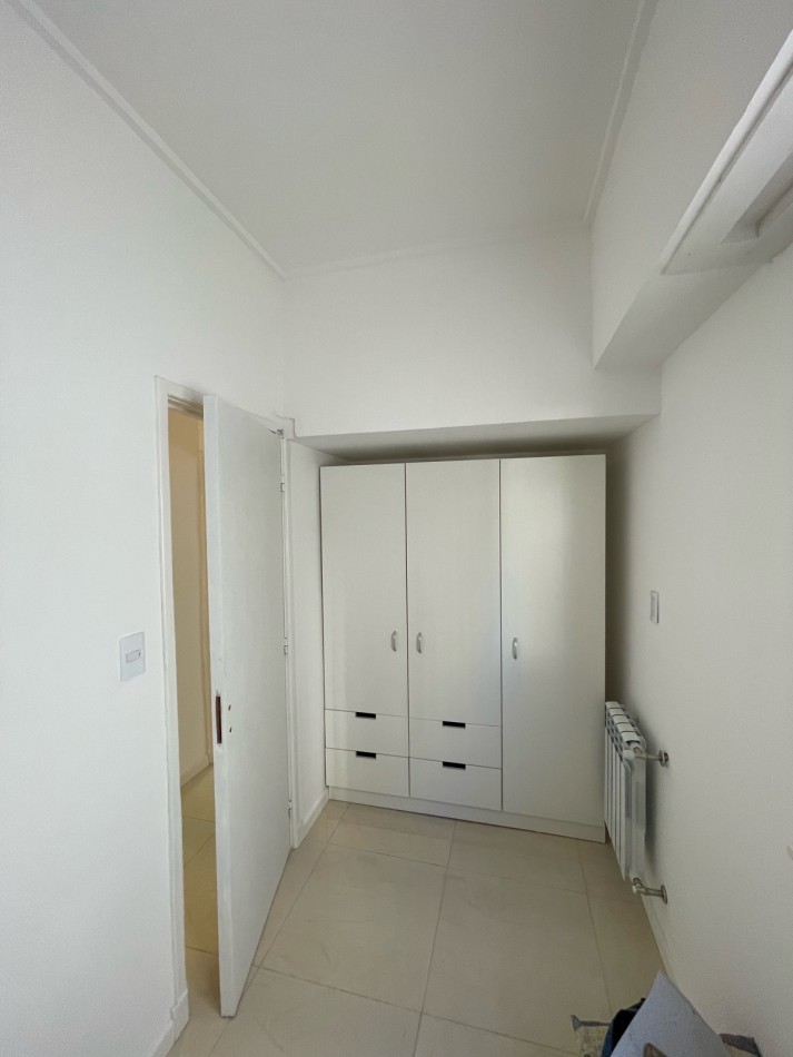 Venta de departamento tres ambientes, con patio. La perla norte