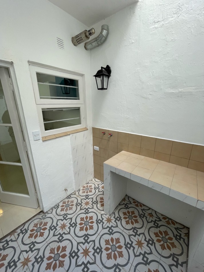 Venta de departamento tres ambientes, con patio. La perla norte