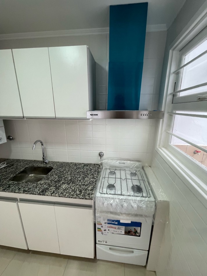 Venta de departamento tres ambientes, con patio. La perla norte