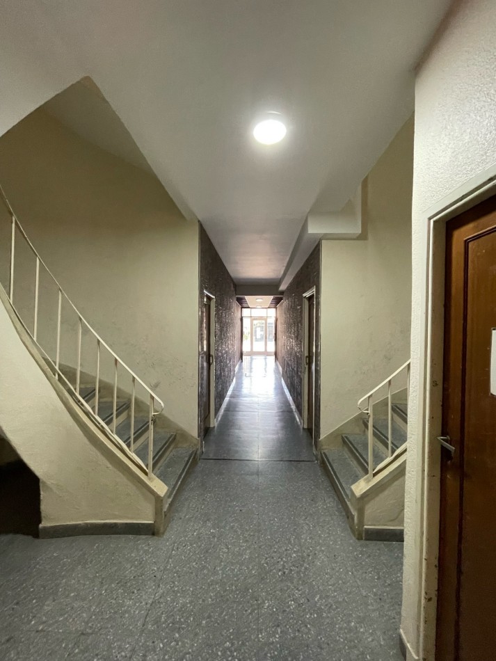 Venta de departamento tres ambientes, con patio. La perla norte