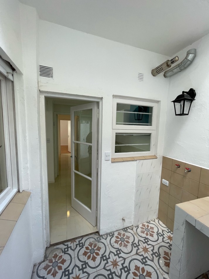 Venta de departamento tres ambientes, con patio. La perla norte