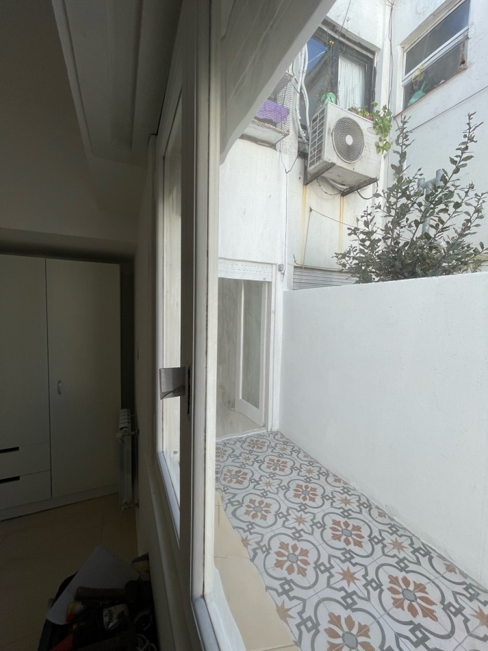 Venta de departamento tres ambientes, con patio. La perla norte