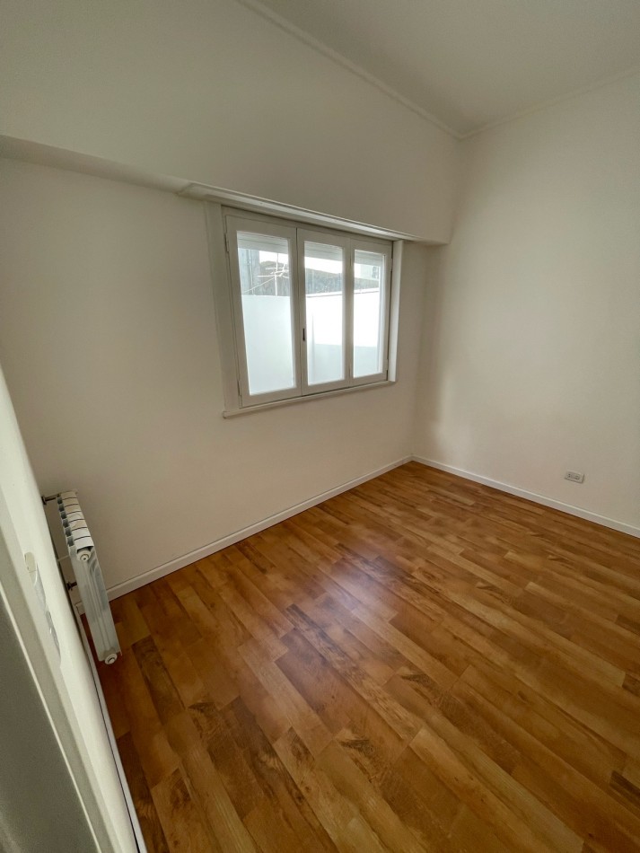 Venta de departamento tres ambientes, con patio. La perla norte