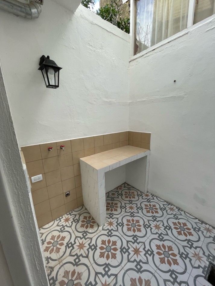 Venta de departamento tres ambientes, con patio. La perla norte