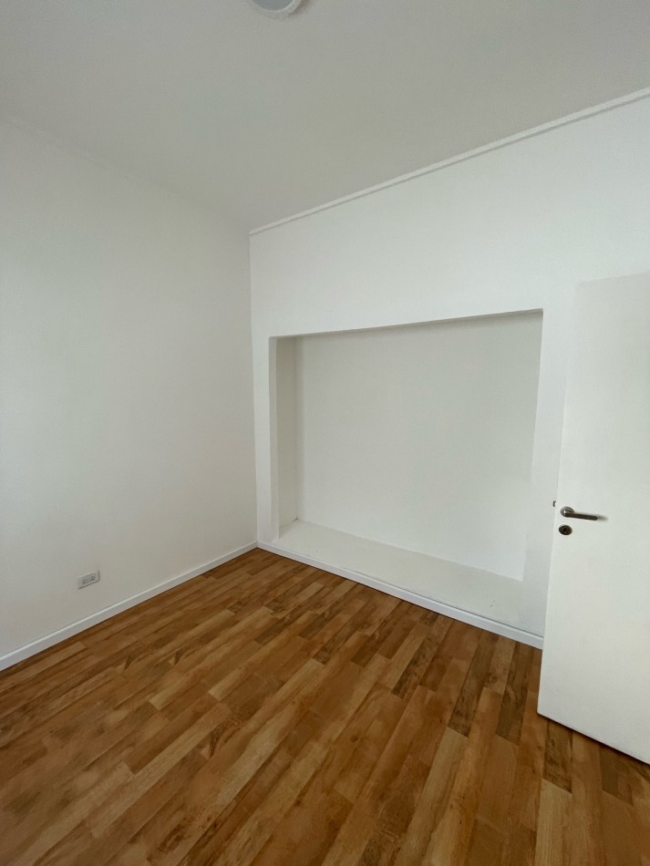 Venta de departamento tres ambientes, con patio. La perla norte