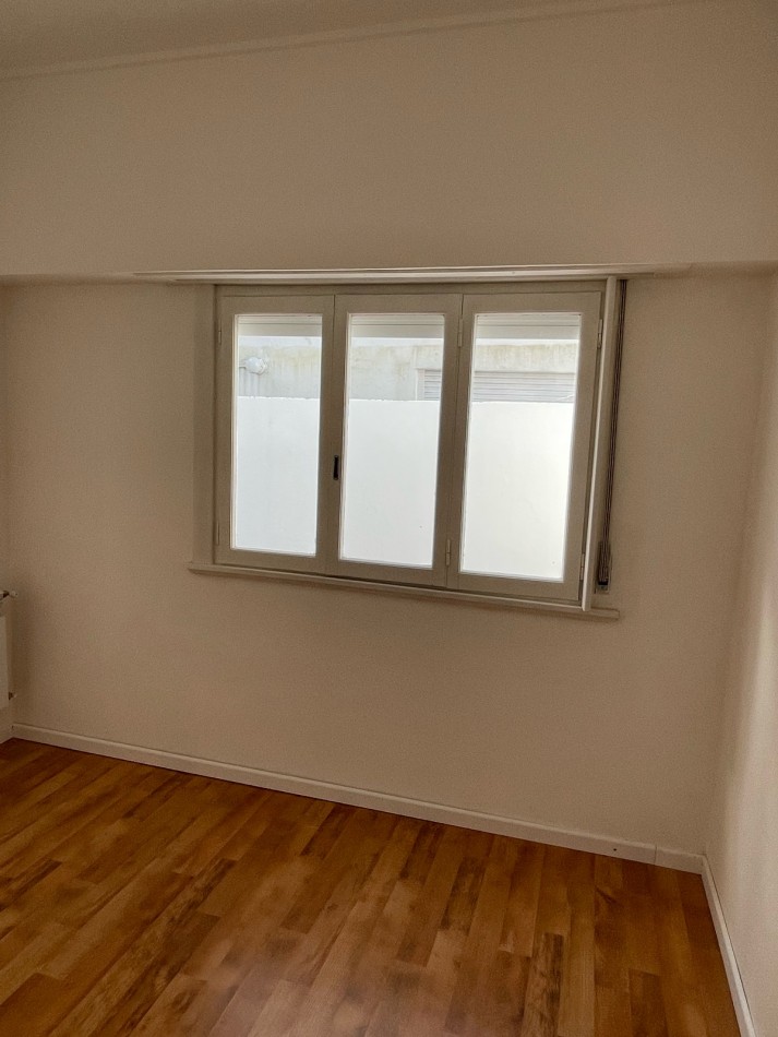 Venta de departamento tres ambientes, con patio. La perla norte