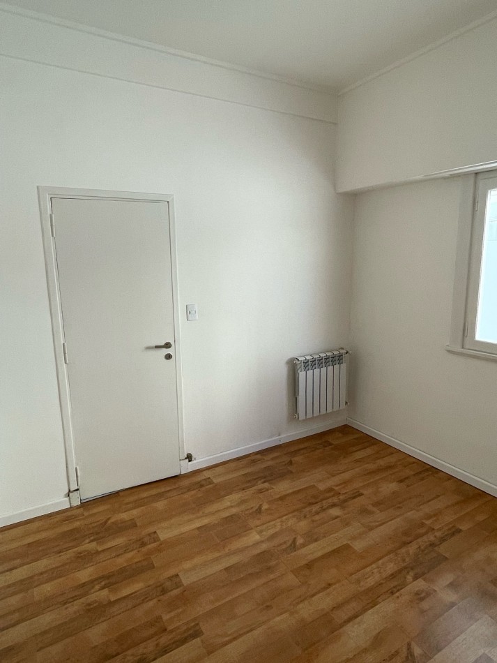 Venta de departamento tres ambientes, con patio. La perla norte