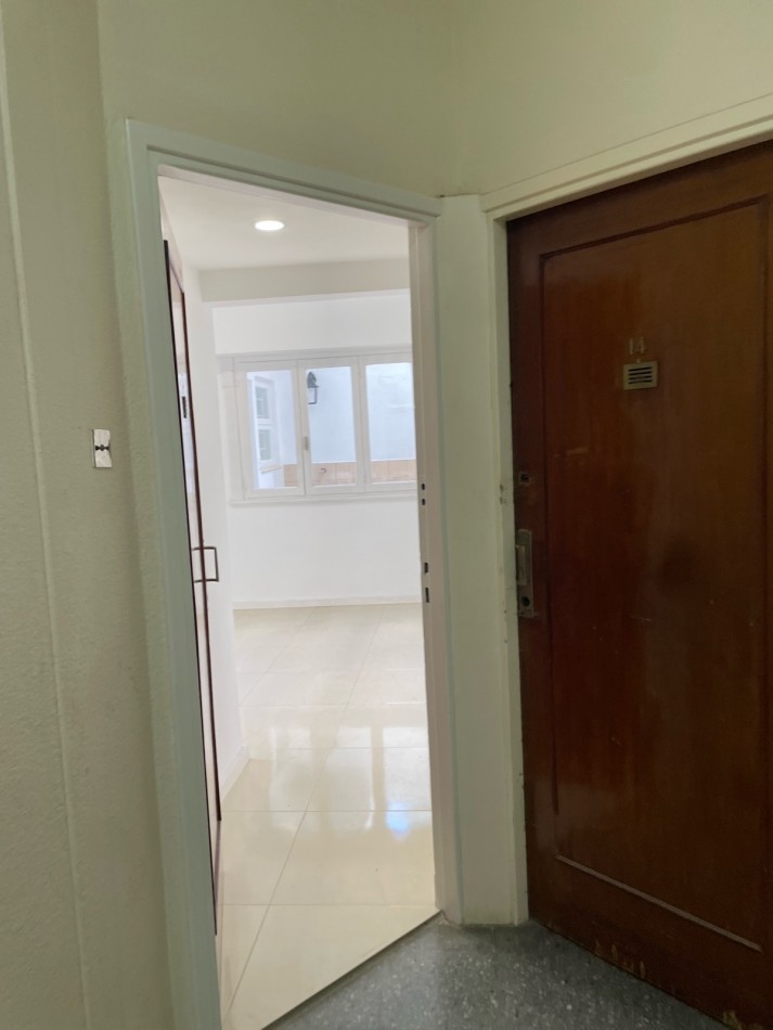 Venta de departamento tres ambientes, con patio. La perla norte