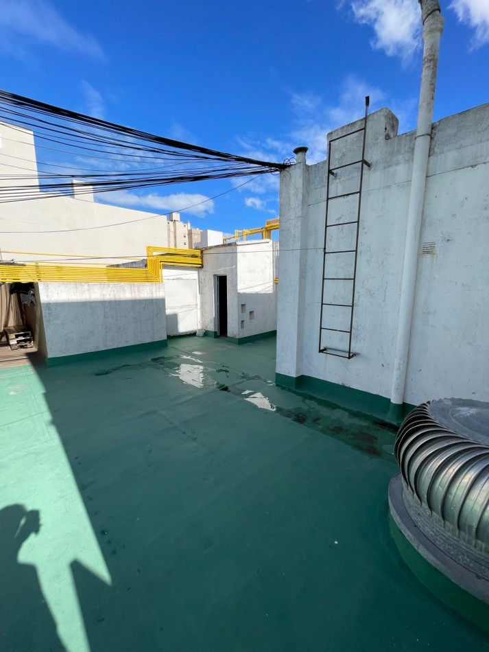 Venta de departamento tres ambientes, con patio. La perla norte