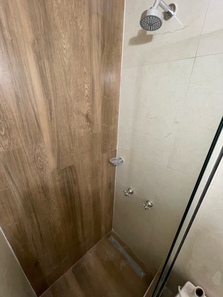 Venta de departamento tres ambientes, con patio. La perla norte