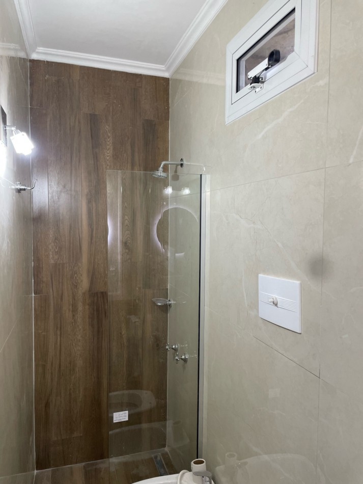 Venta de departamento tres ambientes, con patio. La perla norte