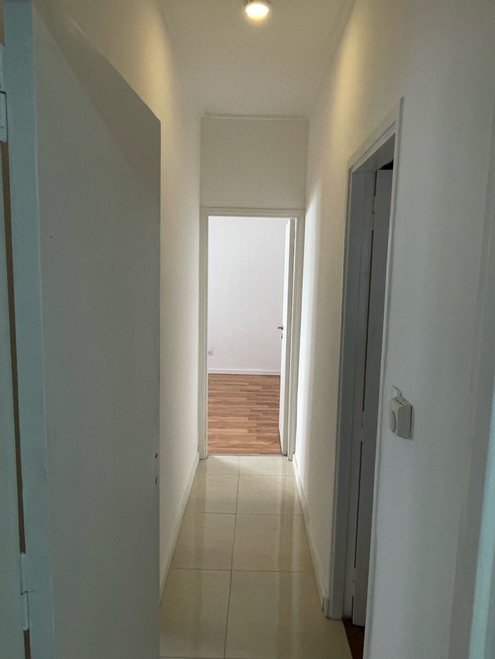Venta de departamento tres ambientes, con patio. La perla norte