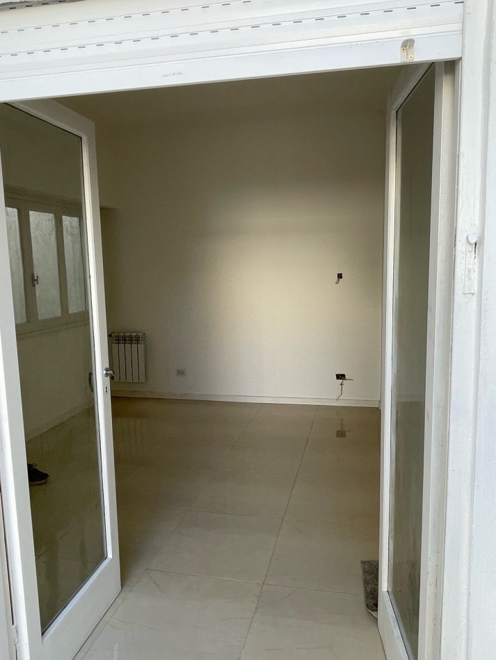 Venta de departamento tres ambientes, con patio. La perla norte