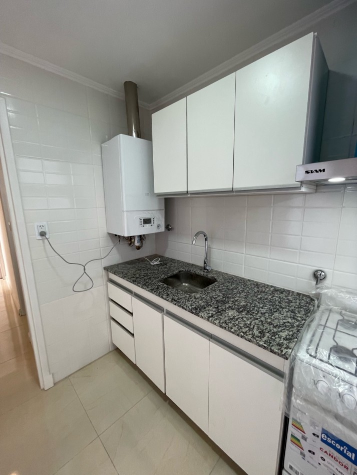 Venta de departamento tres ambientes, con patio. La perla norte