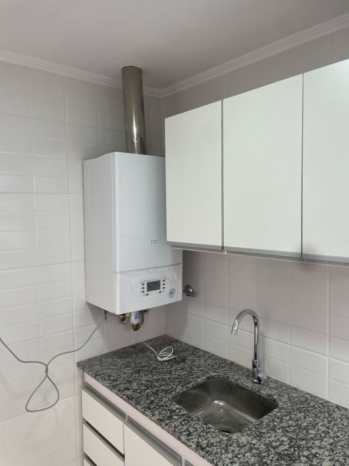 Venta de departamento tres ambientes, con patio. La perla norte