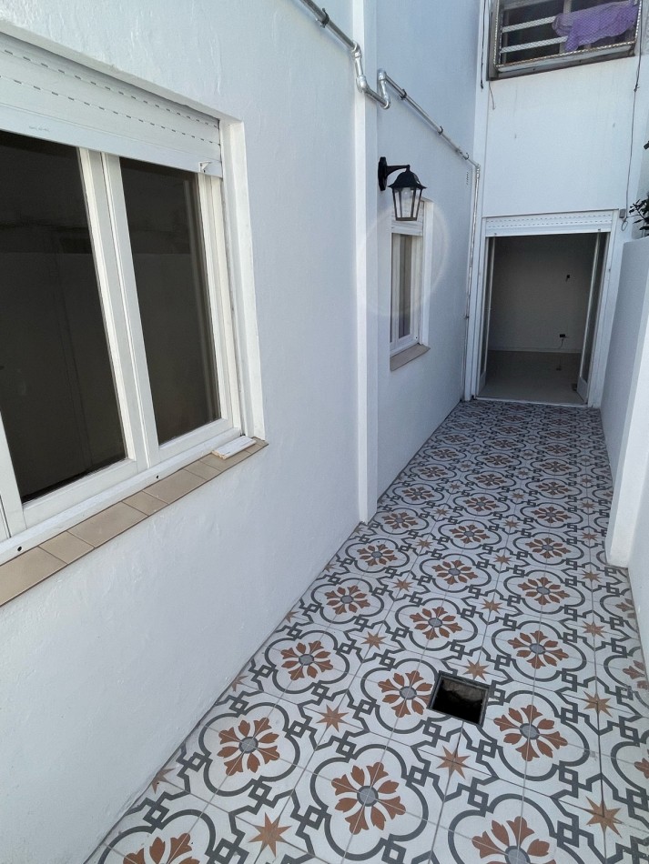 Venta de departamento tres ambientes, con patio. La perla norte