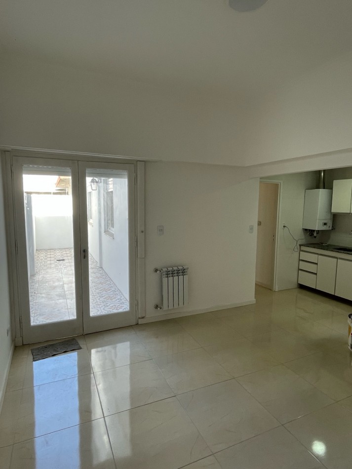 Venta de departamento tres ambientes, con patio. La perla norte