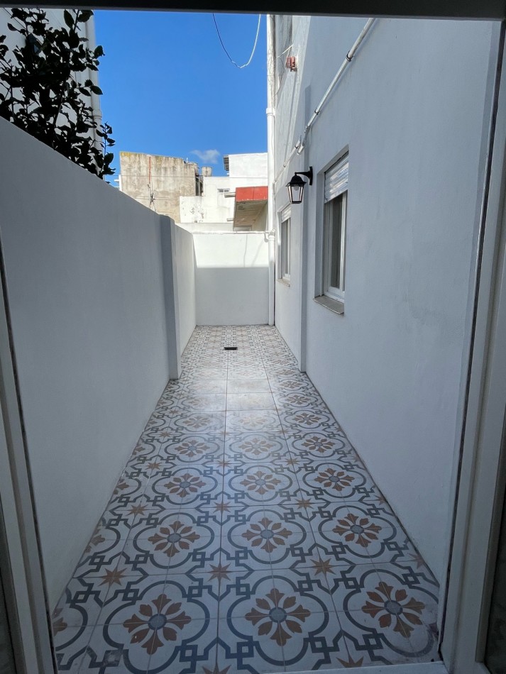 Venta de departamento tres ambientes, con patio. La perla norte