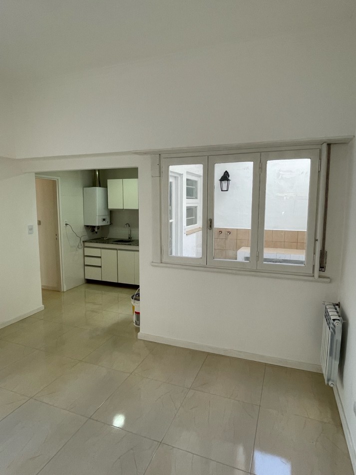 Venta de departamento tres ambientes, con patio. La perla norte