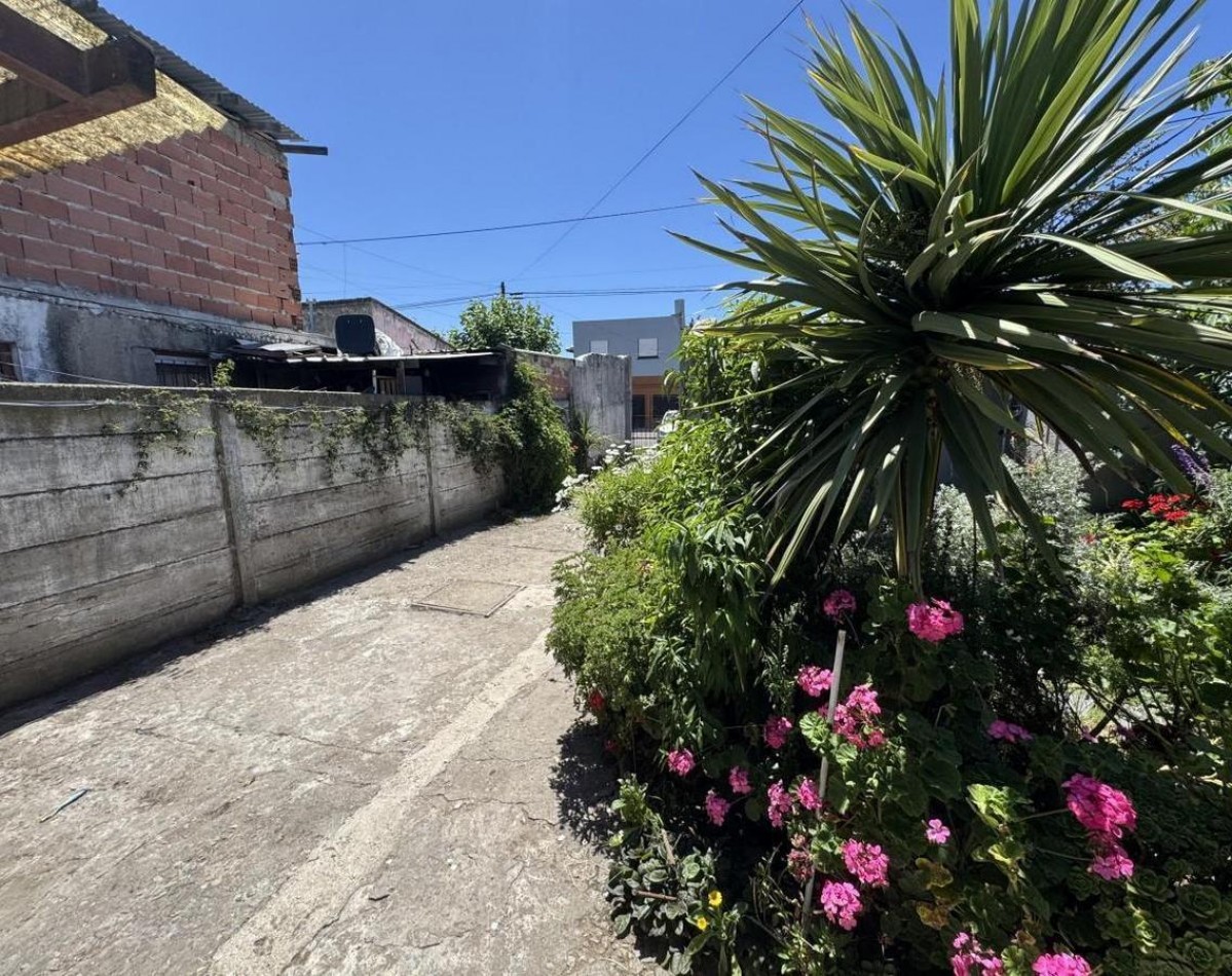 Venta de dos casas en un mismo terreno con todos los servicios. OPORTUNIDAD UNICA
