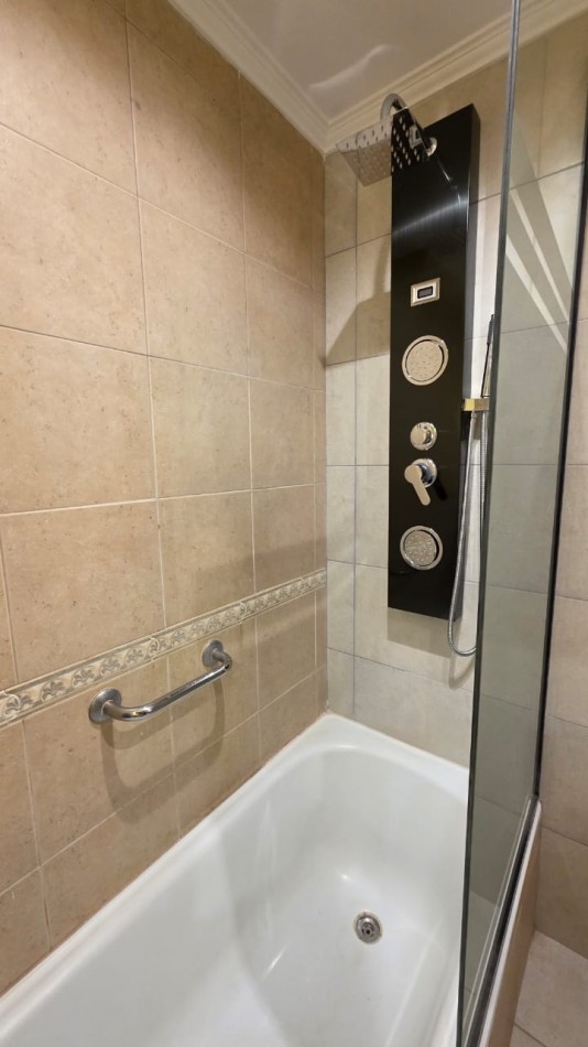 venta de departamento 3 ambientes a la calle con balcon y cochera. PLAZA MITRE