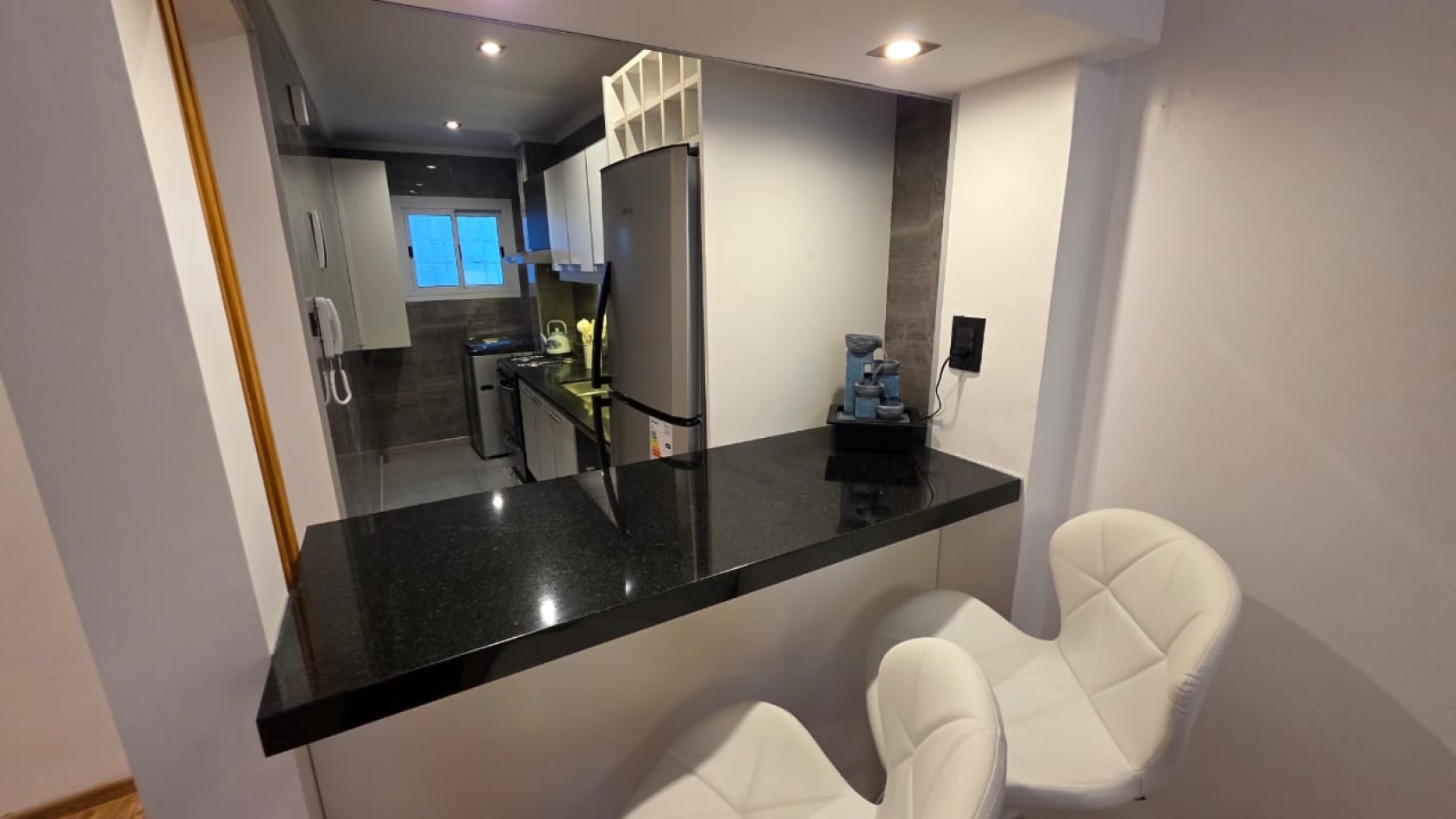 venta de departamento 3 ambientes a la calle con balcon y cochera. PLAZA MITRE