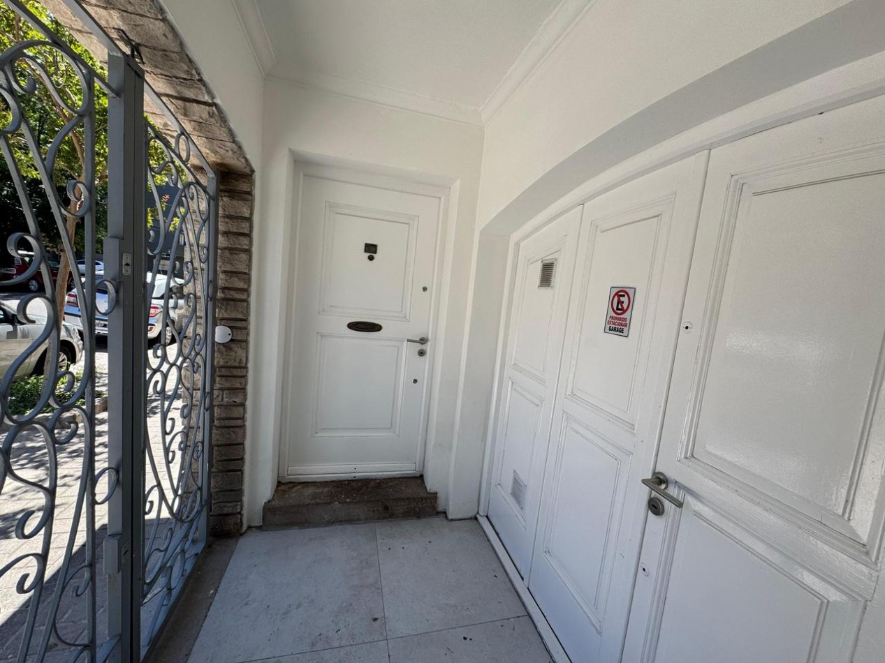 Venta de chalet en ph 5 ambientes con patio y cochera, reciclado y amueblado.